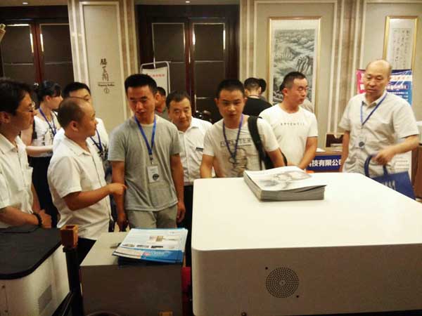 直讀光譜儀產品一出場就吸引了眾多鑄造行業專家的目光。